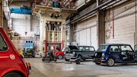 Pabrikan mobil asal Inggris, MINI, tercatat punya sejarah yang cukup menarik. Pada tahun 1959 mereka menciptakan mobil dengan ide yang visioner, dimana saat itu dunia sedang krisis minyak dan mereka menginginkan mobil dengan jejak karbon sekecil mungkin. Puluhan tahun berselang, ide tersebut kembali mencuat. Kini dunia bergerak menuju mobil listrik yang ramah lingkungan dan MINI membuat proyek yang memungkinkan untuk pemilik MINI tua mengkonversi mobilnya jadi mobil listrik.