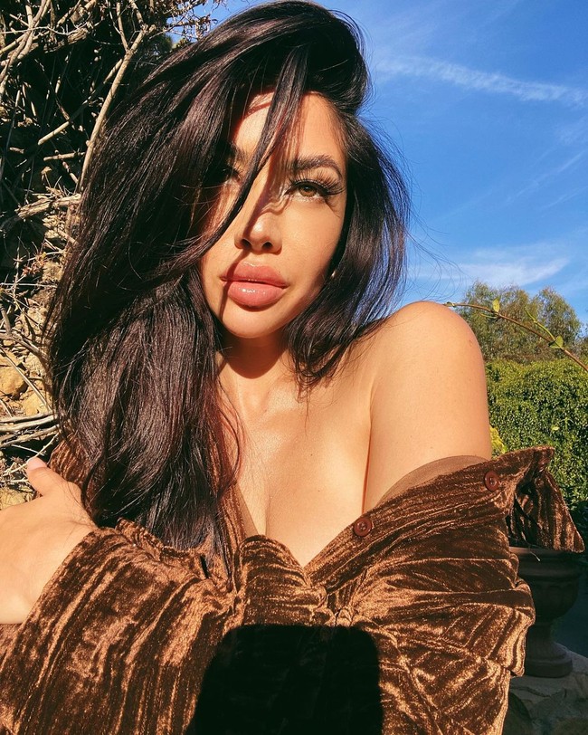 Kim LeeTak hanya Amerika atau Timur Tengah, Kim Kardashian juga punya kembaran dari Asia. Adalah Kim Lee yang disebut-sebut punya kesamaan gaya dengan sang bintang realiti. Wanita keturunan Perancis-Vietnam itu pun sama-sama suka bergaya mewah seperti Kim.Foto: Instagram