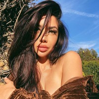 Kim LeeTak hanya Amerika atau Timur Tengah, Kim Kardashian juga punya kembaran dari Asia. Adalah Kim Lee yang disebut-sebut punya kesamaan gaya dengan sang bintang realiti. Wanita keturunan Perancis-Vietnam itu pun sama-sama suka bergaya mewah seperti Kim.Foto: Instagram