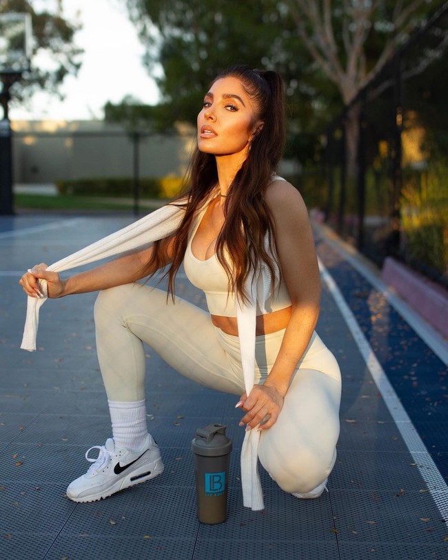 Melissa MolinaroSelain penampilan, Melissa dan Kim punya persamaan lain. Mereka sama-sama pernah mengencani pemain football Reggie Bush yang dikenal pernah membuat video seks dengan Kim. Ia sendiri mengaku senang disandingkan dengan Kim dan menyebut itu sebagai pujian. Foto: Instagram