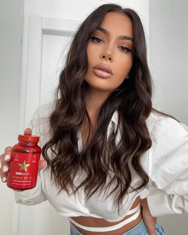 Jelena PericJelena dijuluki Kim Kardashian dari Kroasia. Ia adalah salah satu selebgram paling populer di sana. Popularitas makeup artist itu bisa dibilang terbantu berkat kemiripannya dengan sang selebriti. Dianggap mirip Kim di sejumlah video YouTube-nya, Jelena mengaku tidak berusaha mengikuti siapa-siapa.Foto: Instagram
