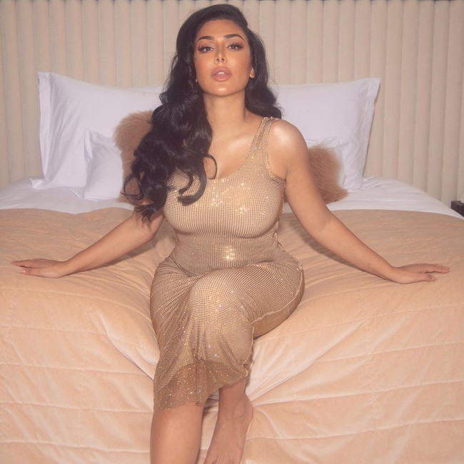 Huda KattanHuda Kattan adalah selebgram kecantikan yang kini sukses dengan brand kosmetiknya. Ia dijuluki Kim Kardashian dari Dubai atau Timur Tengah karena kesamaan fitur wajah, termasuk bibir tebal juga rambut hitam panjang. Huda dan Kim sendiri kini sudah menjadi teman karena sama-sama punya bisnis makeup.Foto: Instagram