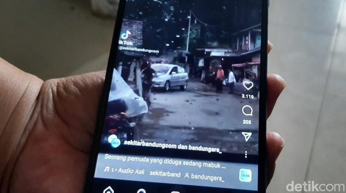 Mobil tabrak motor viral.