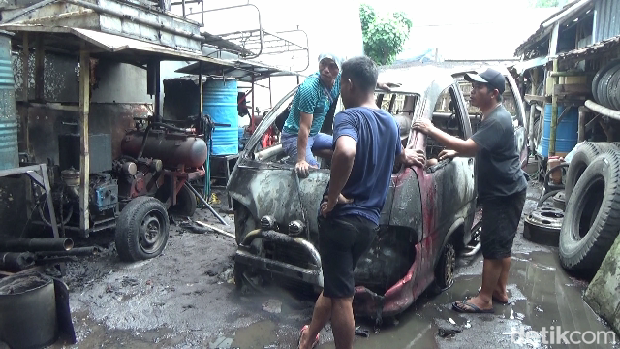 mobil terbakar di lumajang