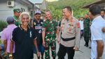 Momen Kapolda Maluku Kunjungi Pengungsi Kariuw di Aboru