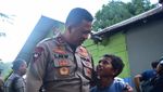 Momen Kapolda Maluku Kunjungi Pengungsi Kariuw di Aboru