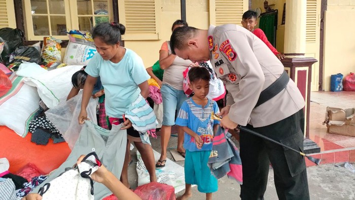 Momen Kapolda Maluku Kunjungi Pengungsi Kariuw di Aboru Forum Komunikasi Pimpinan Daerah (Forkopimda) Maluku mengunjungi pengungsi Kariuw di Negeri Aboru, salah satunya Kapolda Maluku.