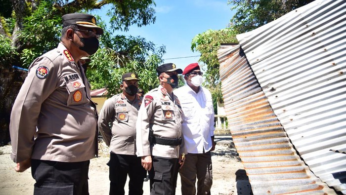 Momen Kapolda Maluku Kunjungi Pengungsi Kariuw di Aboru Forum Komunikasi Pimpinan Daerah (Forkopimda) Maluku mengunjungi pengungsi Kariuw di Negeri Aboru, salah satunya Kapolda Maluku.
