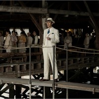 Dalam serial Pachinko, Lee Min Ho memerankan Koh Hansu, seorang saudagar kaya yang berkuasa. Karakternya memiliki hubungan erat dengan kelompok kejahatan. Sang aktor juga akan beradu akting dengan Kim Min Ha, yang dikisahkan sebagai Kim Sun Ja dan mengandung anak Koh Hansu. Foto: dok. Apple TV