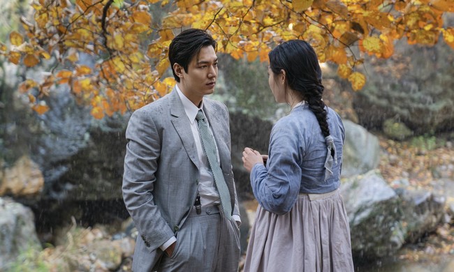Setelah penantian panjang, Apple TV akhirnya mengumumkan jadwal tayang serial Pachinko. Penggemar Lee Min Ho dapat menantikan penayangannya pada 25 Maret 2022 dengan tiga episode. Sementara lima episode lainnya akan tayang setiap Jumat. Foto: dok. Apple TV