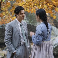 Setelah penantian panjang, Apple TV akhirnya mengumumkan jadwal tayang serial Pachinko. Penggemar Lee Min Ho dapat menantikan penayangannya pada 25 Maret 2022 dengan tiga episode. Sementara lima episode lainnya akan tayang setiap Jumat. Foto: dok. Apple TV