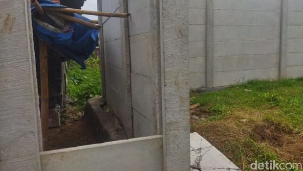 pagar beton tutup akses rumah warga di malang