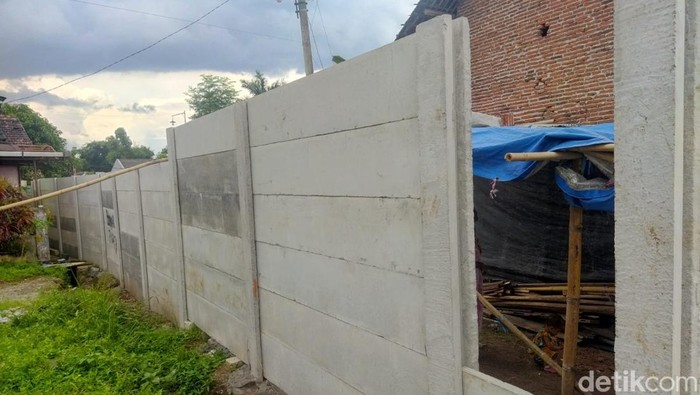 pagar beton tutup akses rumah warga di malang