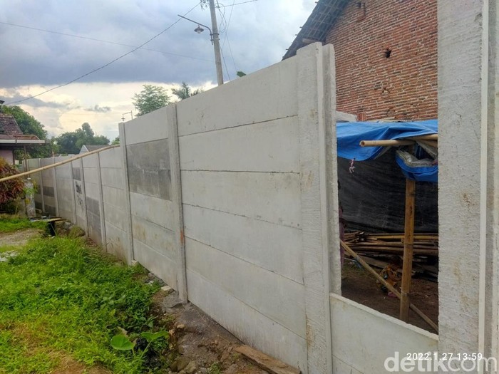 pagar beton tutup akses rumah warga di malang