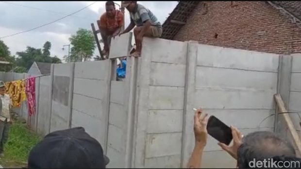 pagar beton tutup akses warga dibongkar