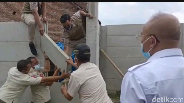 pagar beton tutup akses warga dibongkar