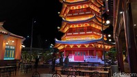 Walau belum jelas peruntukannya untuk apa, traveler bisa berfoto dengan pagoda itu di latar. Destinasi wisata ini buka sampai pukul 21.00 ya traveler. (Randy/detikTravel)