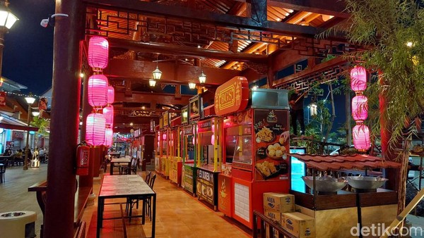 Yang asyiknya, traveler akan dimanjakan oleh aneka tenant makanan yang berbeda dengan di Pantjoran PIK. (Randy/detikTravel) Yang asyiknya, traveler akan dimanjakan oleh aneka tenant makanan yang berbeda dengan di Pantjoran PIK. (Randy/detikTravel)