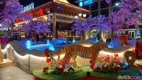 Di area tengah dapat dijumpai hiasan air mancur yang warna-warni, lengkap dengan aksen macan yang jadi shio tahun ini. (Randy/detikTravel)