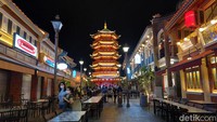 Highlightnya adalah sebuah pagoda raksasa dengan warna merah yang identik dengan etnis Tionghoa. (Randy/detikTravel)