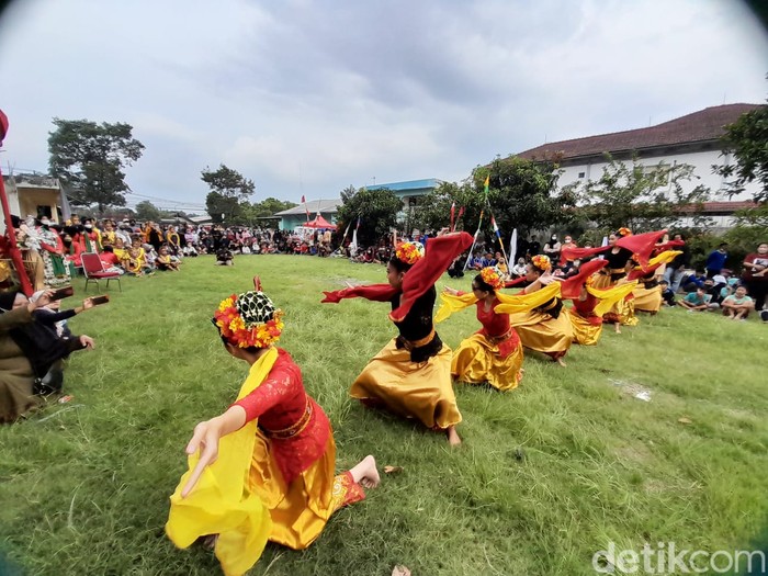 Para seniman muda asal Sumedang sedang menunjukan kebolehannya dalam seni tari jaipong