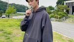 Gaya Keren Park Seo Joon Saat Menikmati Es Krim dan Kopi Hitam