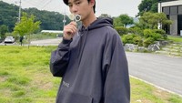 Tak hanya Americano, tapi saat sedang menikmati permen Park Seo Joon juga tampak keren. Foto: Instagram @bn_sj2013
