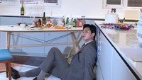Selain berakting, Seo Joon juga kerap melakukan pemotretan. Salah satu pose kerennya berada di dapur dengan beragam makanan. Foto: Instagram @bn_sj2013