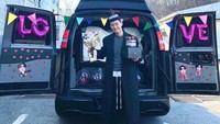 Ini momen Park Seo Joon usai membintangi drama Itaewon Class. Ia mendapatkan kejutan dari manager dan asistennya. Foto: Instagram @bn_sj2013