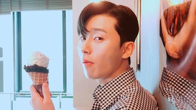 Gaya Keren Park Seo Joon Saat Menikmati Es Krim dan Kopi Hitam