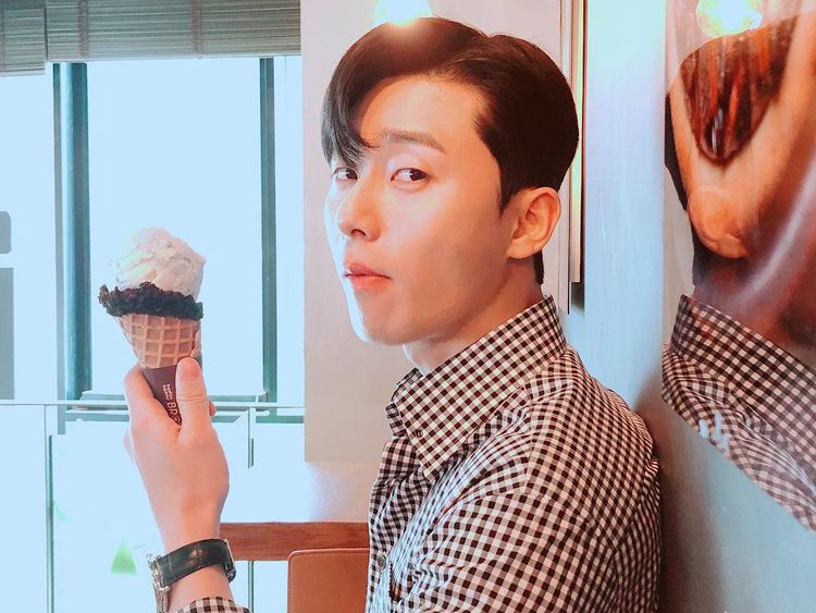 Gaya Keren Park Seo Joon Saat Menikmati Es Krim dan Kopi Hitam