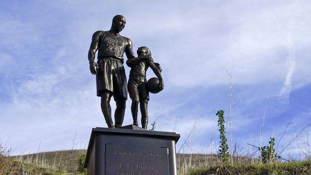 Peringati 2 Tahun Kepergiannya, Patung Kobe Bryant Berdiri di TKP Kecelakaan