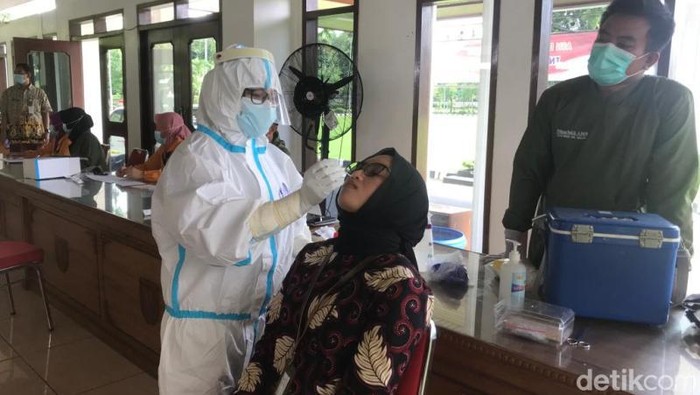 Pelaksanaan tes swab PCR di Pendopo Soepardi kompleks Setda Kabupaten Magelang, Kamis (27/1/2020).