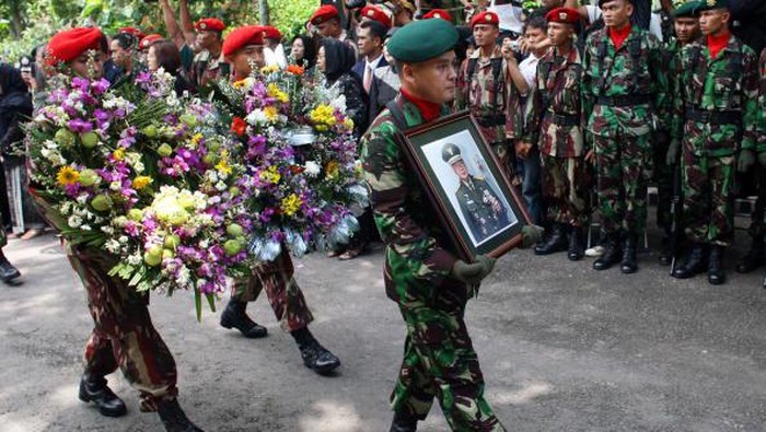 Pemakaman Presiden Soeharto SOLO, INDONESIA - JANUARY 28: An Indonesian soldier prays by the gravesite of former Indonesian President Suharto during his funeral on January 28, 2008 in his home town of Solo, Central Java, Indonesia. Born on June 8, 1921, Suharto died at the age of 86, one of Southeast Asia's longest serving leaders. He was regarded by many as the leader who brought his country out of poverty but to others Suharto was also seen as a dictator who ruled with an iron fist for almost 30 years. He was ousted in 1998 after political turmoil took hold during the Asian financial crisis bringing riots to Jakarta. (Photo Paula Bronstein/Getty Images)