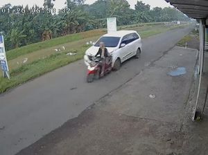 Detik-detik Pemotor Wanita di Indramayu Terpental Ditabrak Mobil