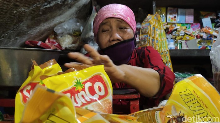 Penjual minyak goreng di Pasar Karangayu Semarang, Kamis (27/1/2022)