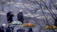 Presiden parlemen Israel Knesset Mickey Levy, kiri, dan Presiden Jerman Frank-Walter Steinmeier menghadiri upacara peletakan karangan bunga di Memorial to the Murdered Jews of Europe pada International Holocaust Remembrance Day di Berlin, Jerman, Kamis, 27 Januari 2022. AP/Markus Schreiber