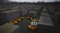 Pada 27 Januari 1945, tentara Uni Soviet mencapai pagar kawat berduri kamp Auschwitz, setelah ditinggalkan oleh militer Jerman. Mereka menemui hampir 7.000 narapidana yang kurus dan lemah, dengan sekitar 500 anak-anak. Sebelum melarikan diri, anggota SS telah berusaha membersihkan kamp ini sampai menit-menit terakhir untuk menutupi aksi pembunuhan massal mereka. AP/Markus Schreiber
