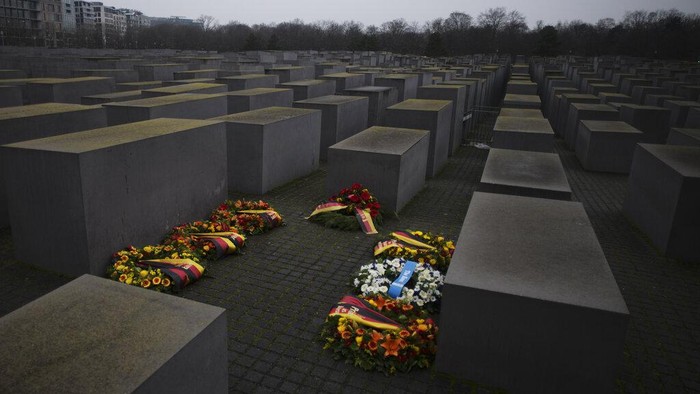 The president of Israeli parliament Knesset Mickey Levy, left, and German President Frank-Walter Steinmeier attend a wreath laying ceremony at the Memorial to the Murdered Jews of Europe on the International Holocaust Remembrance Day in Berlin, Germany, Thursday, Jan. 27, 2022. The International Holocaust Remembrance Day marking the anniversary of the liberation of the Nazi dear camp Auschwitz on Jan. 27, 1945. (AP Photo/Markus Schreiber)