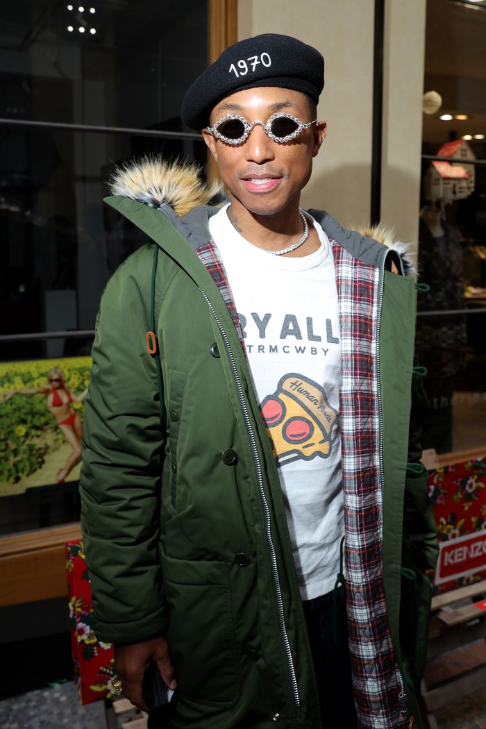 Pharrell Williams Pakai Kacamata Tiffany & Co. di fashion show Kenzo. Pharrell Williams Pakai Kacamata Tiffany & Co. di fashion show Kenzo.