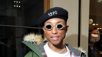 Pharrell Williams minta akses buat 26 temannya untuk menikmati 20 krat vodka, 15 botol champagne hingga dihibur penari belly dance. Foto: Getty Images For Kenzo/Victor Boyko