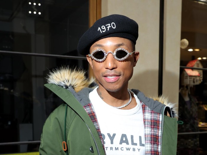 Pharrell Williams Pakai Kacamata Tiffany & Co. di fashion show Kenzo. Pharrell Williams Pakai Kacamata Tiffany & Co. di fashion show Kenzo.