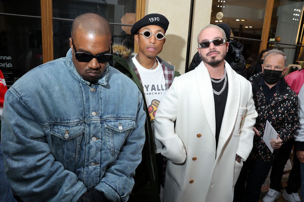 Pharrell Williams Pakai Kacamata Tiffany & Co. di fashion show Kenzo.