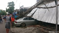 Pohon Tumbang Tersapu Angin Kencang Timpa Mobil dan Bengkel di Tulungagung