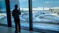 Semua penerbangan dibatalkan karena bandara, ditutup dan ribuan penumpang terdampar. Bandara Istanbul merupakan salah satu yang tersibuk di Eropa. (Getty Images/Chris McGrath)