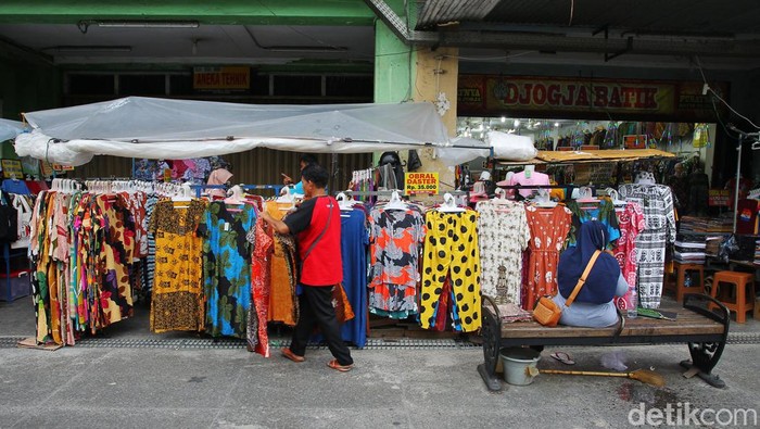 Gubernur Daerah Istimewa Yogyakarta (DIY) Sri Sultan Hamengku Buwono tidak memberi toleransi lagi kepada pedagang kaki lima (PKL) di sepanjang Jalan Malioboro. PKL itu akan digusur pekan ini.