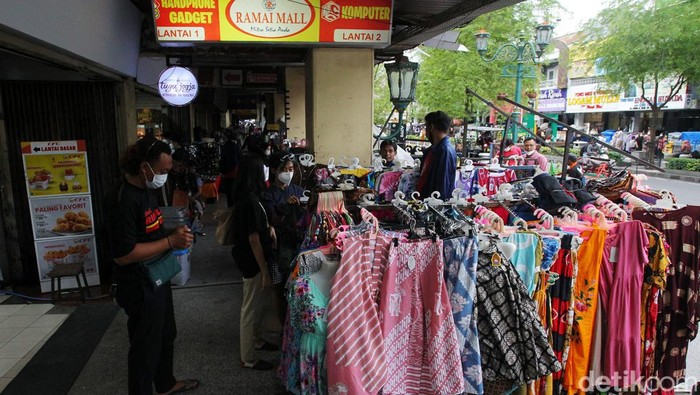 Gubernur Daerah Istimewa Yogyakarta (DIY) Sri Sultan Hamengku Buwono tidak memberi toleransi lagi kepada pedagang kaki lima (PKL) di sepanjang Jalan Malioboro. PKL itu akan digusur pekan ini.