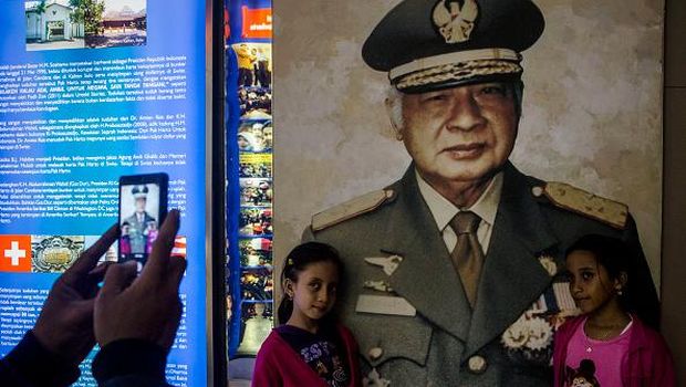 Presiden Soeharto YOGYAKARTA, INDONESIA - MAY 06: People take a photograph near statue of General Soeharto at Soeharto museum on May 06, 2016 in Yogyakarta, Indonesia. Survivors of Indonesia's anti-communist massacres in 1965 called for investigations on the country's purges, in which hundreds of thousands of people are believed to have been killed by the Indonesian military when the Cold War was escalating in Southeast Asia. Based on human rights groups, half a million people died in 1965 during a massacre carried out by the military and religious groups after an attempted coup by suspected communists, where an officer-led group kidnapped and executed six generals on the night of Septemeber 30, 1965. Known as one of the worst mass atrocities of the 20th century, many among the dead had no connection to Communism, and hundreds of thousands had been held in dentention centers for years during the period. (Photo by Ulet Ifansasti/Getty Images)