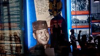 Melansir dari Kompas.com, Supersemar menjadi kontroversi karena naskah asli dari Supersemar tidak pernah ditemukan sampai saat ini. (Getty Images/Ulet Ifansasti)
