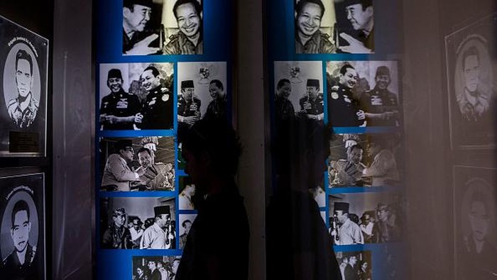 Presiden Soeharto YOGYAKARTA, INDONESIA - MAY 06: People take a photograph near statue of General Soeharto at Soeharto museum on May 06, 2016 in Yogyakarta, Indonesia. Survivors of Indonesia's anti-communist massacres in 1965 called for investigations on the country's purges, in which hundreds of thousands of people are believed to have been killed by the Indonesian military when the Cold War was escalating in Southeast Asia. Based on human rights groups, half a million people died in 1965 during a massacre carried out by the military and religious groups after an attempted coup by suspected communists, where an officer-led group kidnapped and executed six generals on the night of Septemeber 30, 1965. Known as one of the worst mass atrocities of the 20th century, many among the dead had no connection to Communism, and hundreds of thousands had been held in dentention centers for years during the period. (Photo by Ulet Ifansasti/Getty Images)